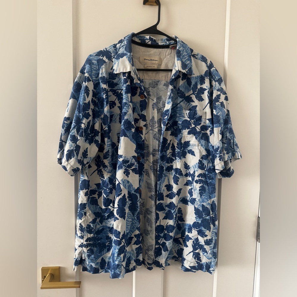 Blue and White Floral Button-Up Shirt Tommy Bahama 100% silk